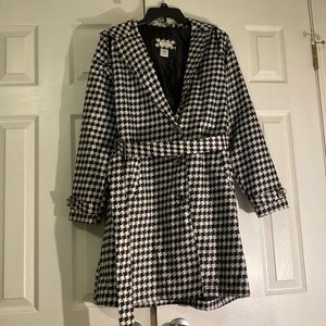 Cute hooded houndstooth trench raincoat. Like new!